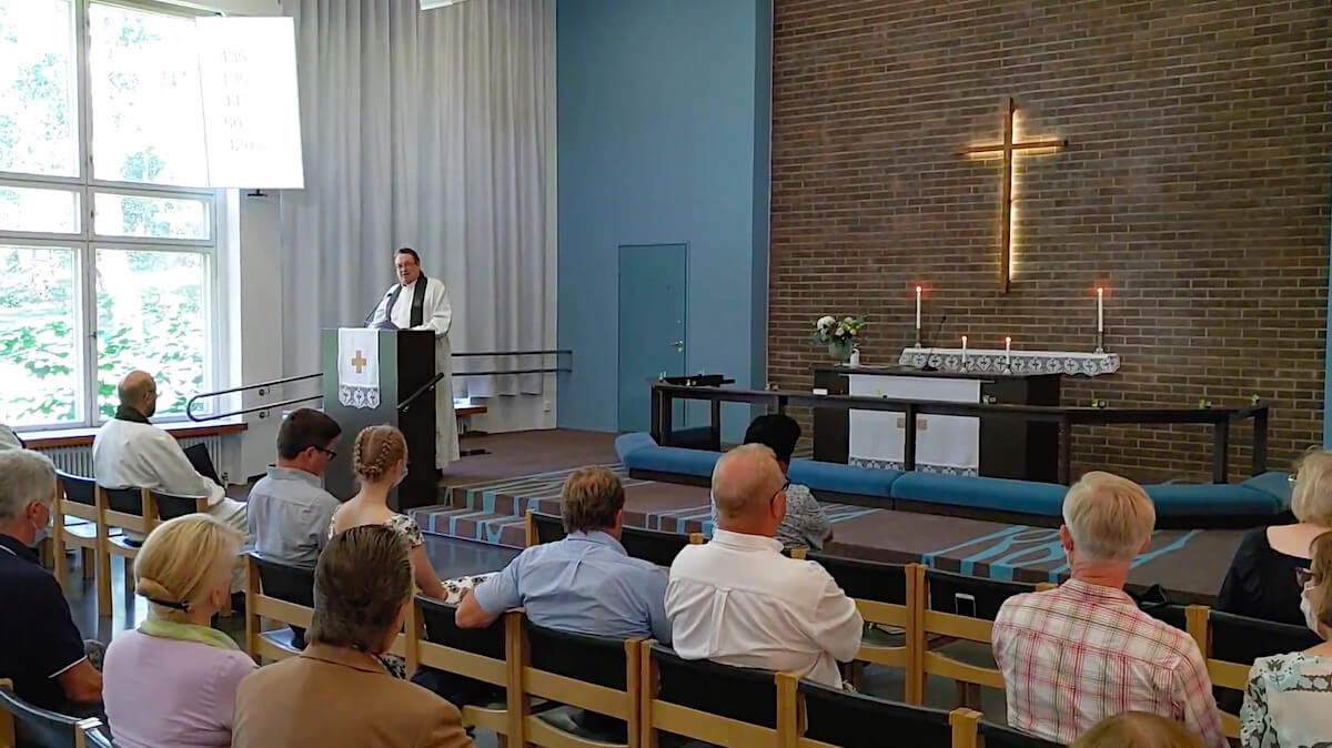 Juhä Vähäsarja saarnaa Suomen Raamattuopistossa