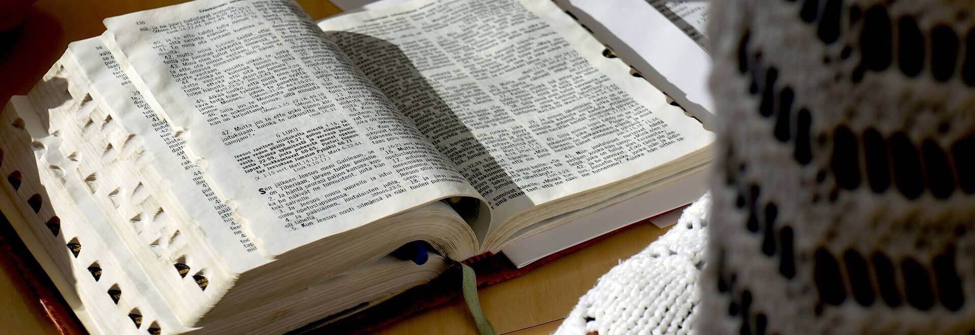 Raamattu avattuna Raamattuopiston pöydällä