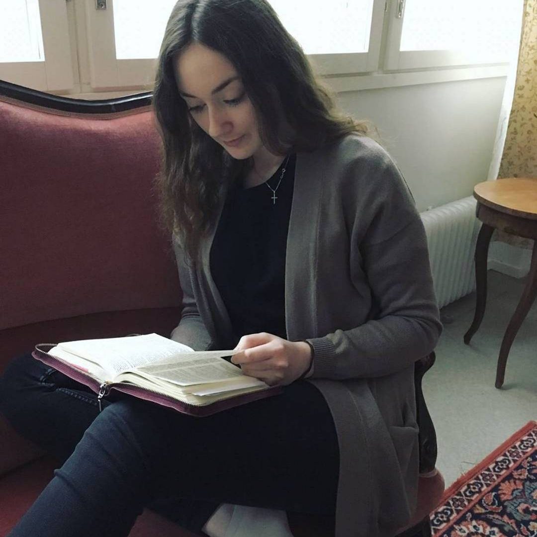 Nuori nainen lukee Raamattua