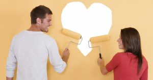 Aviopari maalaa seinään sydämen