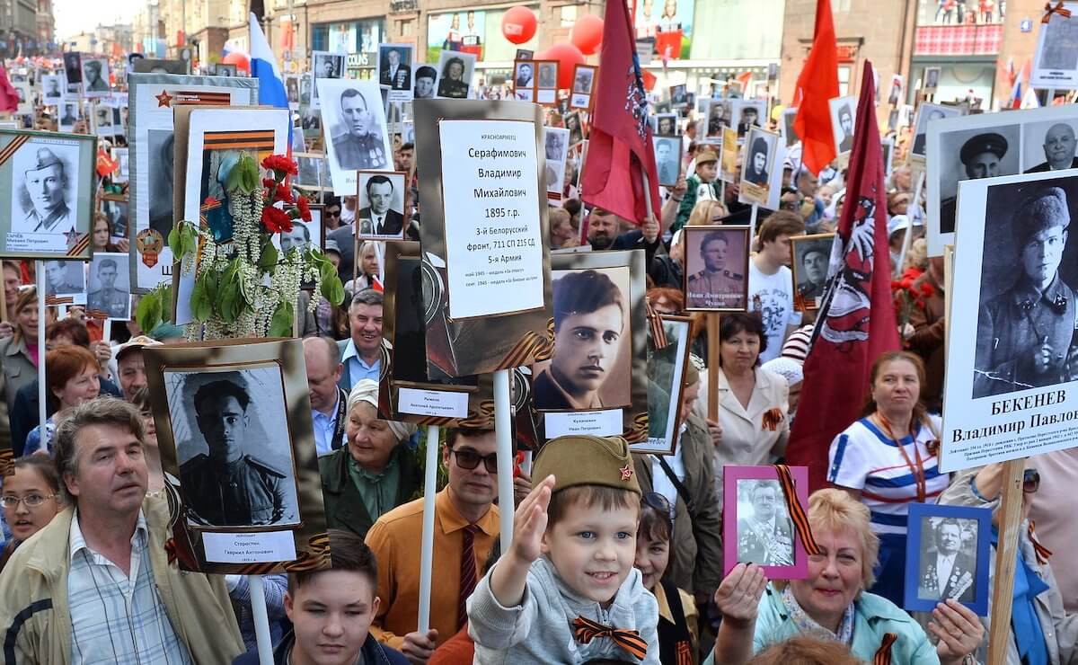 Kuolematon rykmentti -marssin osallistujia voitonpäivänä Venäjällä. Kuva Kremlin.ru