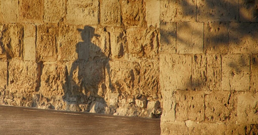 Jerusalem juutalaisen miehen varjo Muurissa Kuva: Gideonpico, Pixabay