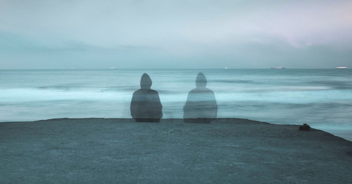 Sururyhma-yksin-rannalla-Geoffroy-Hauwen-unsplash Yksin rannalla häilyvä muisto