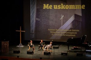 Miikka Ruokanen, Soili Haverinen ja Petri Vähäsarja keskustelemassa Hengellisillä syventymispäivillä