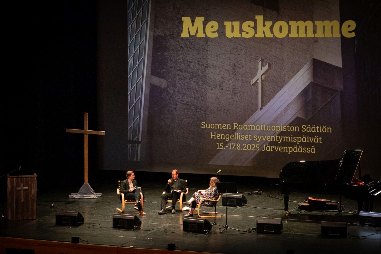 Miikka Ruokanen, Soili Haverinen ja Petri Vähäsarja keskustelemassa Hengellisillä syventymispäivillä