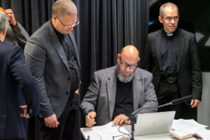 Lauri Vartiainen allekirjoittaa Kirkkokansan liitto kuva MarttiPyykonen